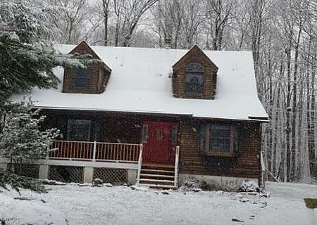  Pocono Mountains cabin with snow