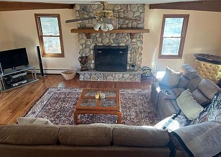  Pocono Mountains rental living room view