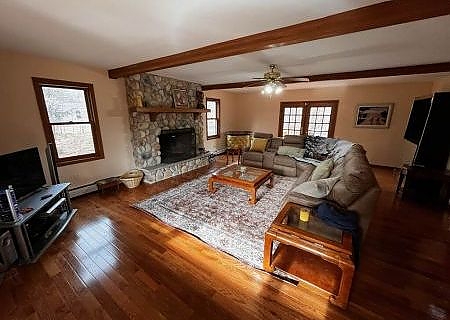  Pocono Mountains cabin living room